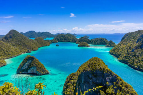 Discover the challenges of a Raja Ampat trip, from extortion scandals to solutions that enhance sailing adventures in this stunning paradise.